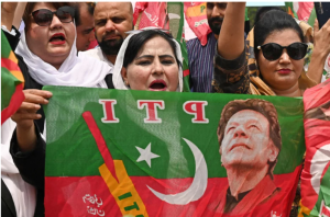 ইমরান খানের দল পাকিস্তান তেহরিক-ই-ইনসাফকে নিষিদ্ধ করার সিদ্ধান্ত