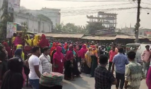 বকেয়া বেতন পরিশোধসহ সাভারে সড়ক অবরোধ করে গার্মেন্টস শ্রমিক